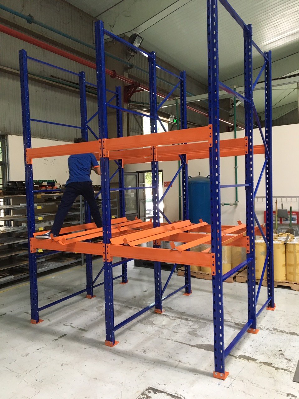 Reach truck càng vươn sâu